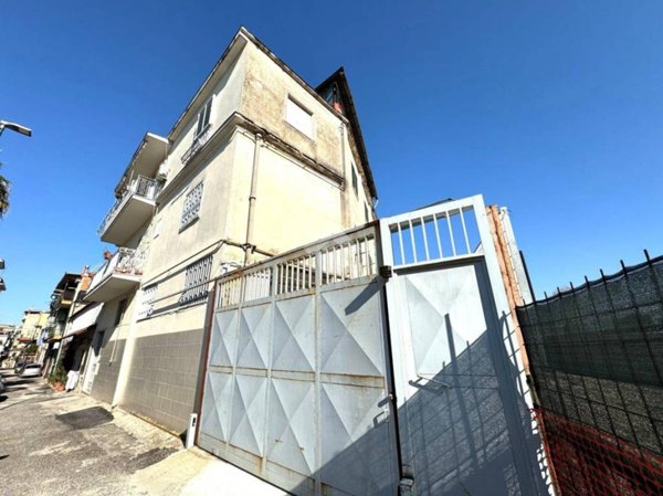 negozio in vendita a Napoli in zona Secondigliano