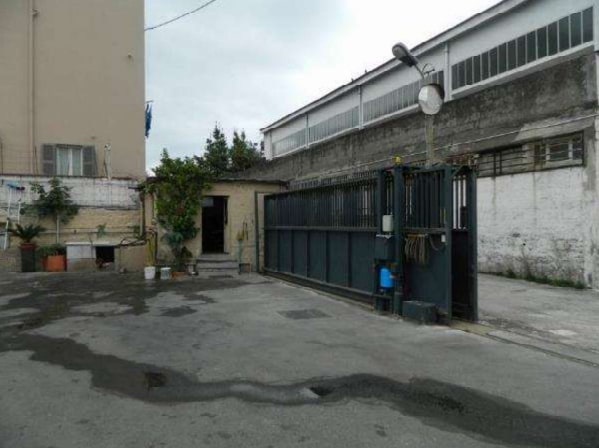 capannone in vendita a Napoli in zona Barra
