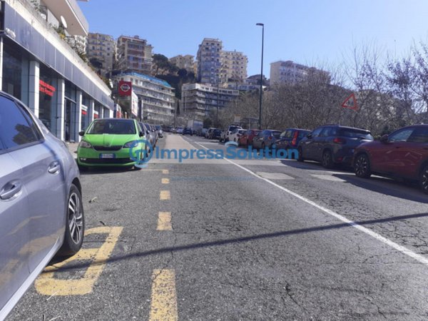 negozio in vendita a Napoli in zona Fuorigrotta