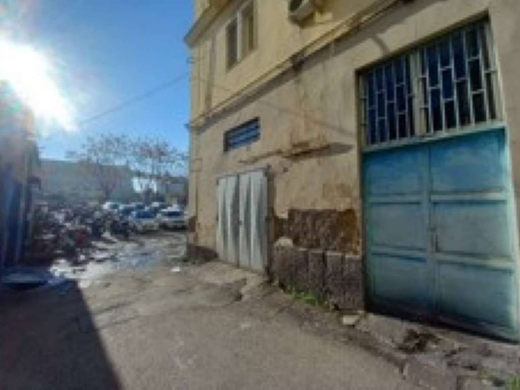 negozio in vendita a Napoli in zona Pendino / San Giuseppe