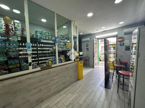 negozio in vendita a Napoli in zona Secondigliano