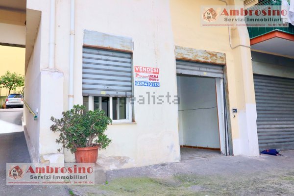 locale di sgombero in vendita a Napoli in zona San Carlo all'Arena