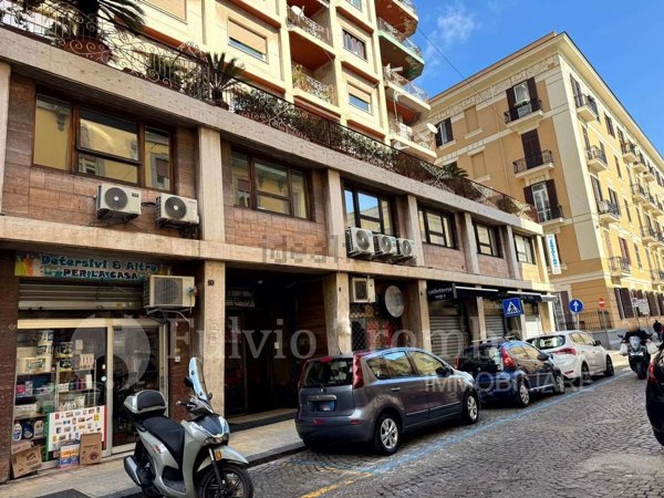 negozio in vendita a Napoli in zona Chiaia