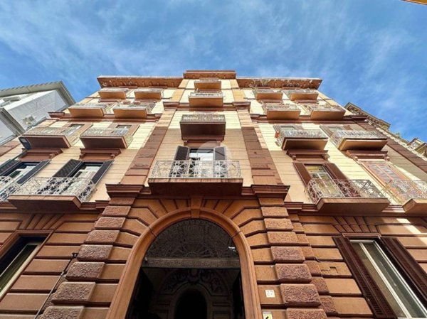 appartamento in vendita a Napoli in zona Chiaia