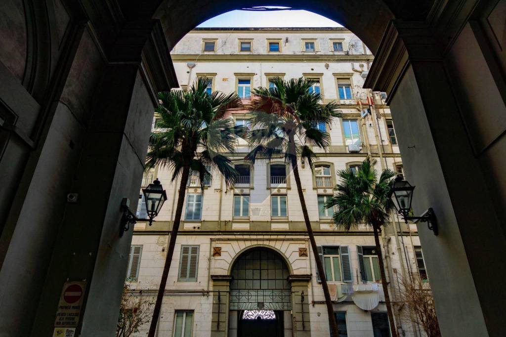 appartamento in vendita a Napoli in zona Chiaia
