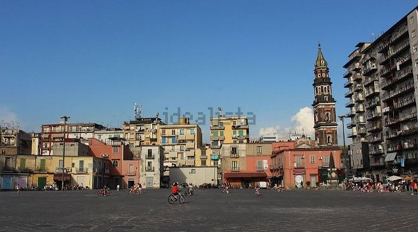 locale commerciale in vendita a Napoli in zona Pendino / San Giuseppe