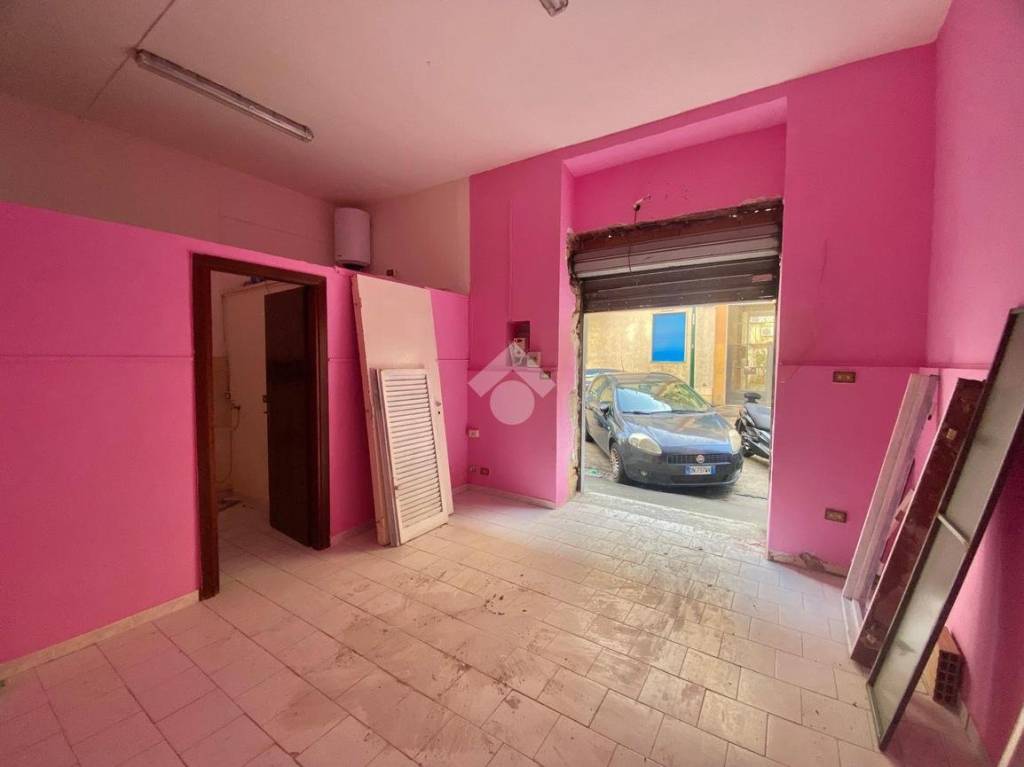 negozio in vendita a Napoli in zona Secondigliano