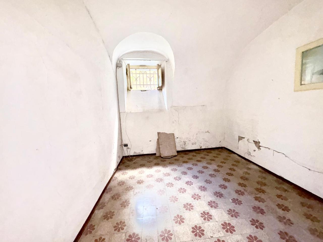 appartamento in vendita a Napoli in zona Chiaia