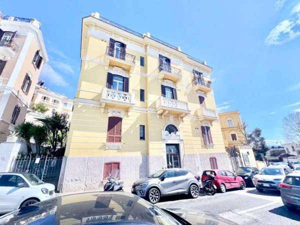 appartamento in vendita a Napoli in zona Chiaia