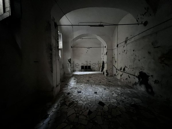 locale commerciale in vendita a Napoli