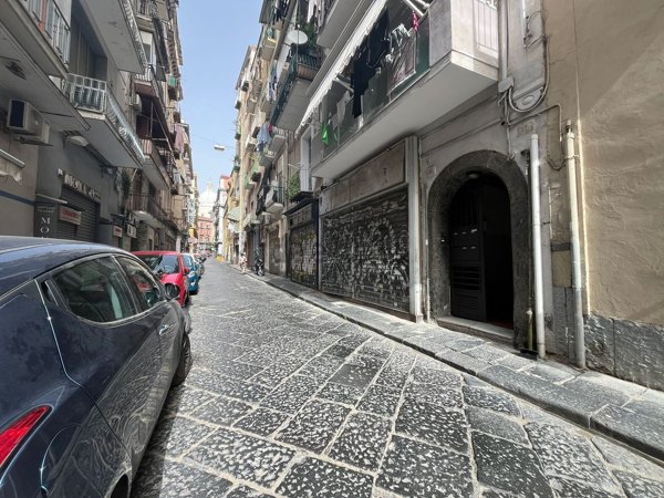 locale commerciale in vendita a Napoli in zona Pendino / San Giuseppe