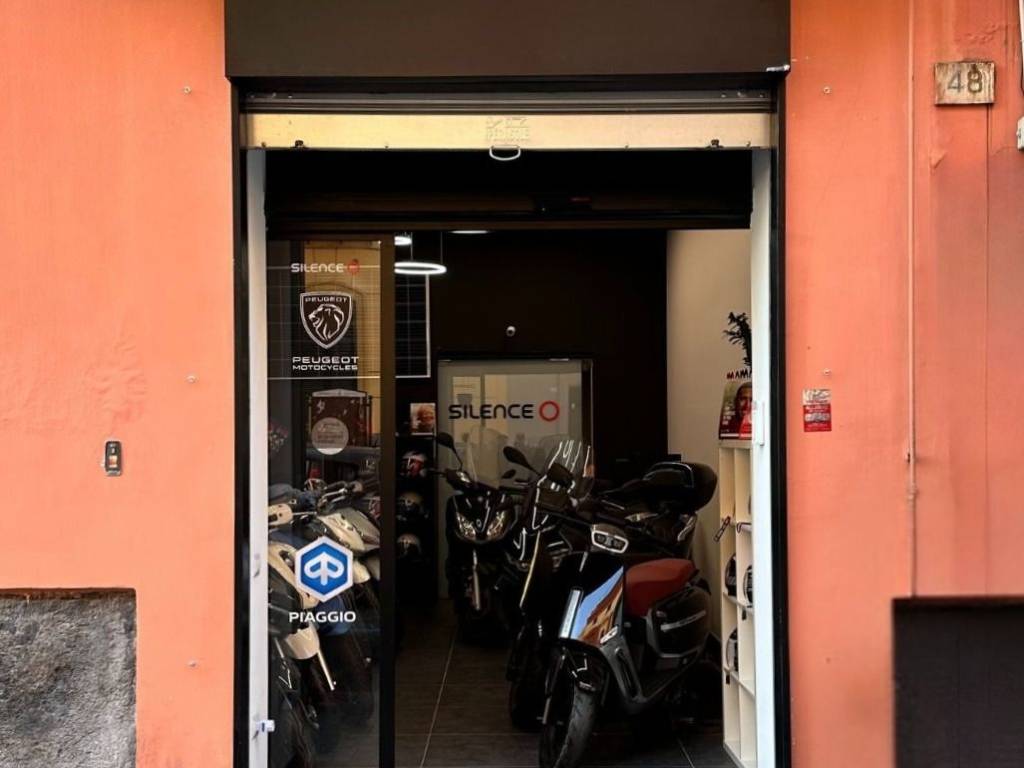 negozio in vendita a Napoli in zona Chiaia