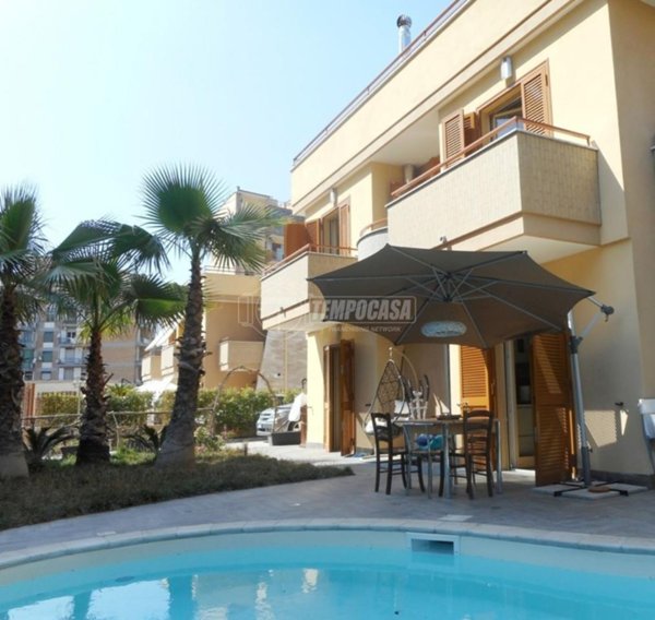 casa indipendente in vendita a Napoli in zona Fuorigrotta