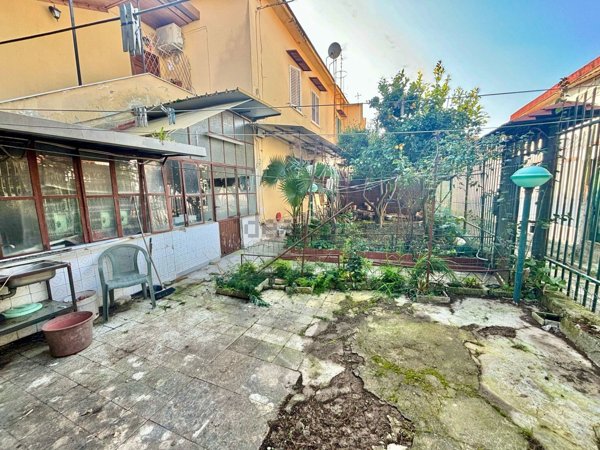 casa indipendente in vendita a Napoli in zona Fuorigrotta