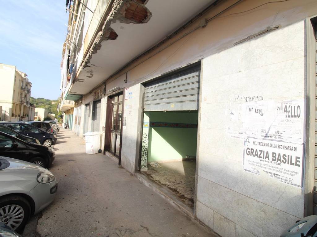 negozio in vendita a Napoli in zona Capodimonte / Colli Aminei