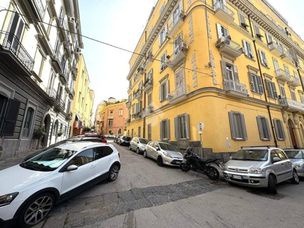 appartamento in vendita a Napoli in zona Chiaia
