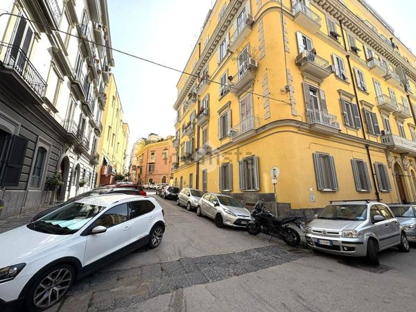 appartamento in vendita a Napoli in zona Chiaia