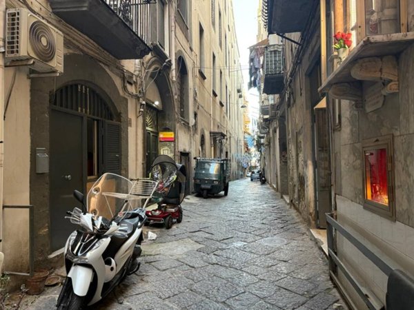 negozio in vendita a Napoli in zona Pendino / San Giuseppe