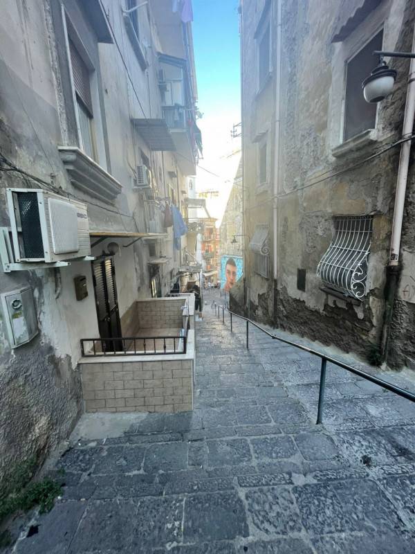 locale di sgombero in vendita a Napoli