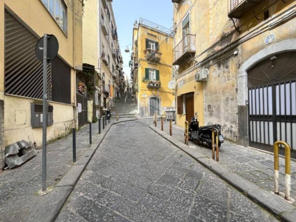 appartamento in vendita a Napoli in zona San Carlo all'Arena