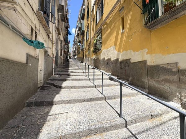 appartamento in vendita a Napoli in zona San Carlo all'Arena