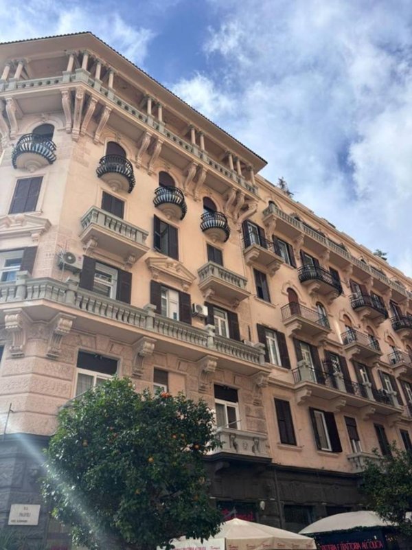 appartamento in vendita a Napoli in zona Chiaia