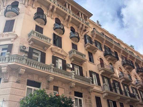 appartamento in vendita a Napoli in zona Chiaia