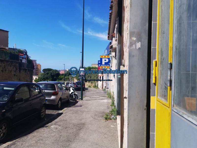negozio in vendita a Napoli in zona Fuorigrotta