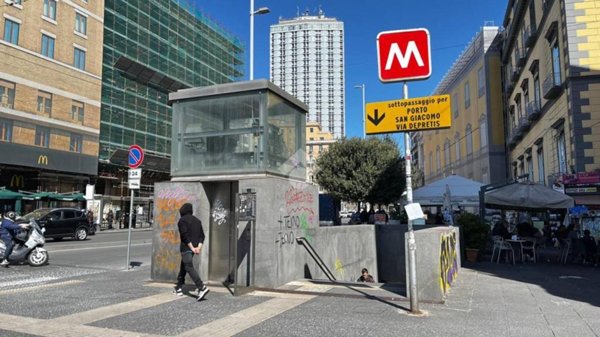 appartamento in vendita a Napoli in zona Porto