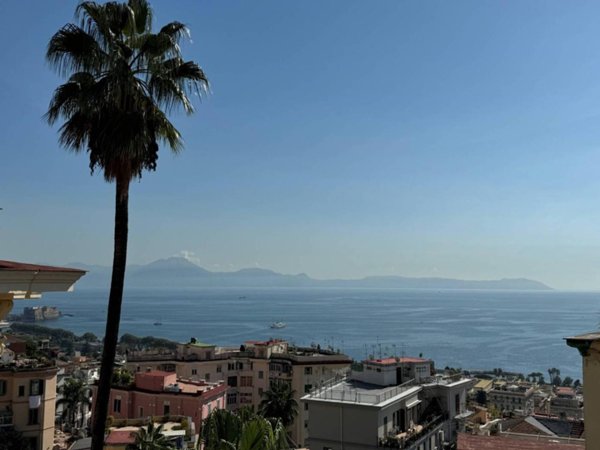 appartamento in vendita a Napoli in zona Chiaia