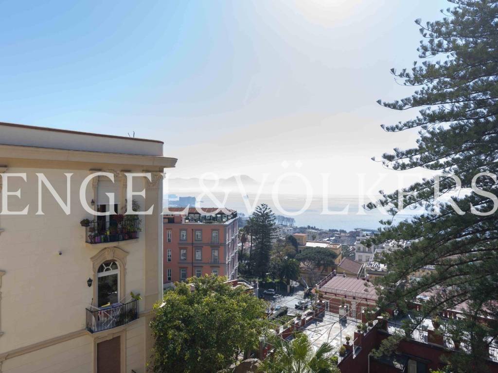 appartamento in vendita a Napoli in zona Chiaia