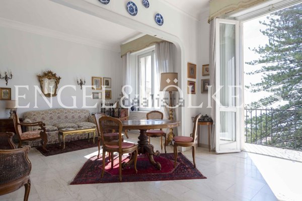 appartamento in vendita a Napoli in zona Chiaia