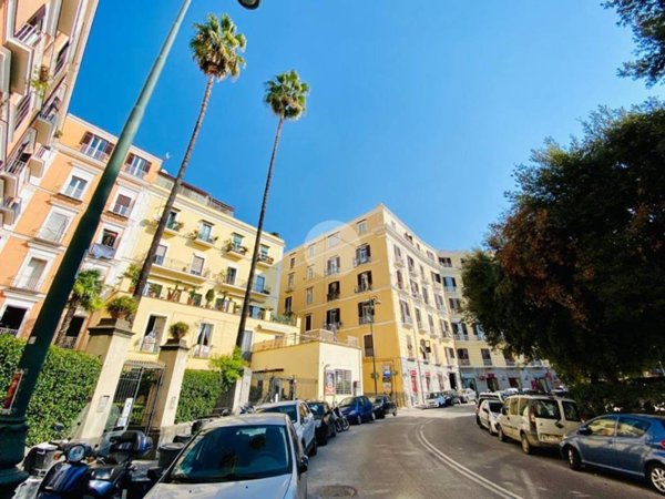 appartamento in vendita a Napoli in zona Chiaia