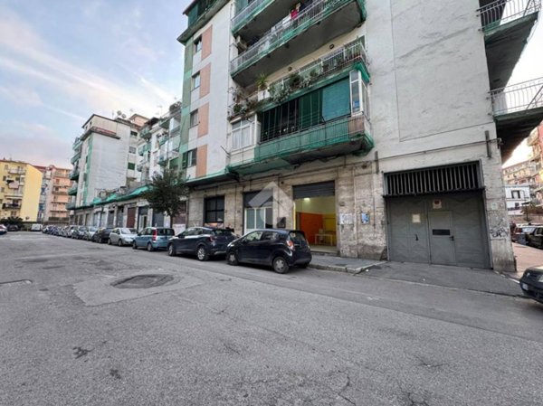 negozio in vendita a Napoli in zona Secondigliano