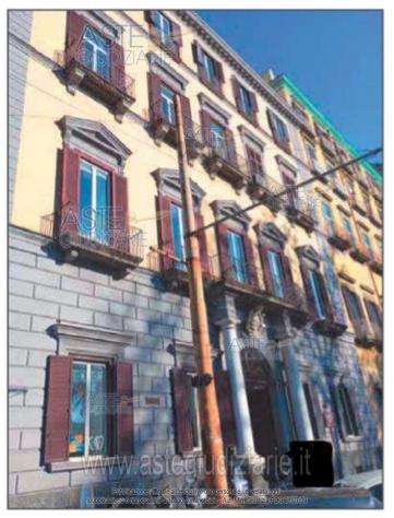 appartamento in vendita a Napoli in zona Chiaia