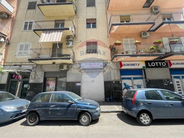 locale commerciale in vendita a Napoli in zona Barra