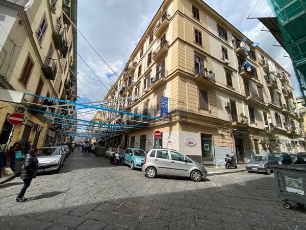 locale commerciale in vendita a Napoli in zona Pendino / San Giuseppe
