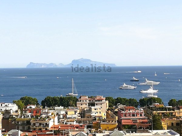 appartamento in vendita a Napoli in zona Chiaia