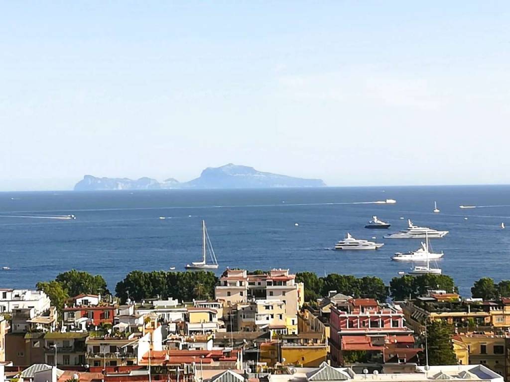 appartamento in vendita a Napoli in zona Chiaia