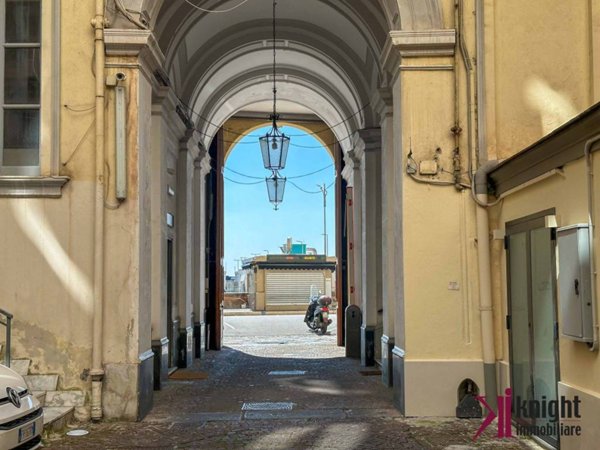 appartamento in vendita a Napoli in zona Chiaia