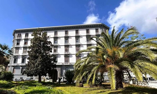 appartamento in vendita a Napoli in zona Chiaia
