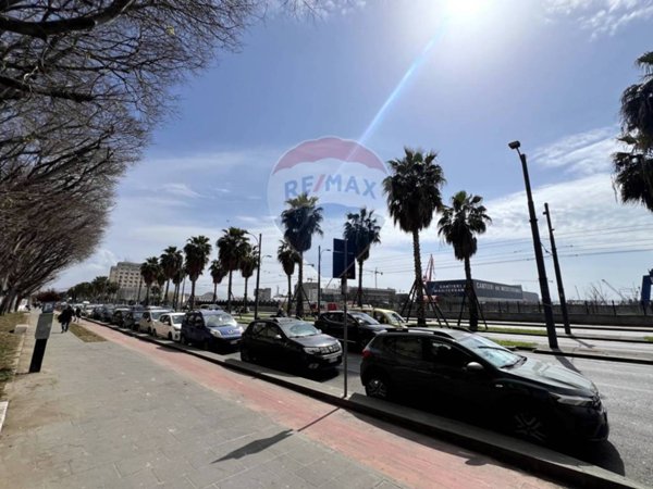 ufficio in vendita a Napoli in zona Porto