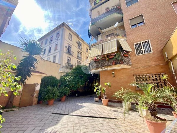 appartamento in vendita a Napoli in zona Poggioreale