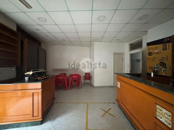 negozio in vendita a Napoli in zona San Carlo all'Arena