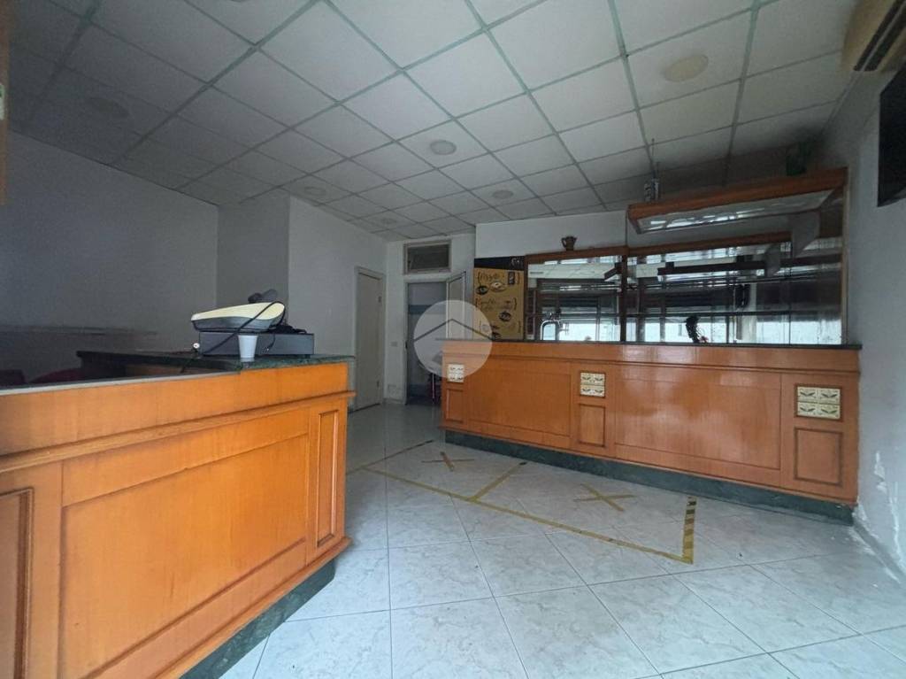 negozio in vendita a Napoli in zona San Carlo all'Arena