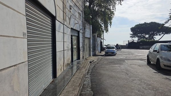 locale commerciale in vendita a Napoli in zona Posillipo
