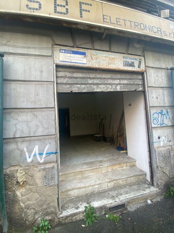 locale commerciale in vendita a Napoli in zona Fuorigrotta