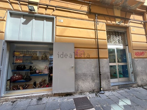 locale commerciale in vendita a Napoli in zona Pendino / San Giuseppe