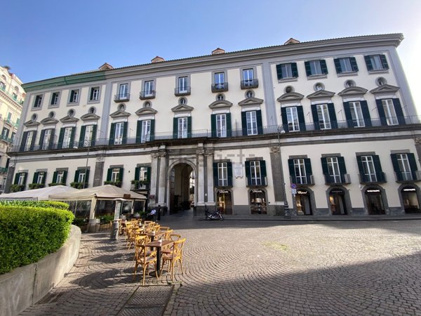 appartamento in vendita a Napoli in zona Chiaia