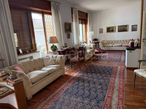 appartamento in vendita a Napoli in zona Chiaia